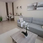 Feszek شقة